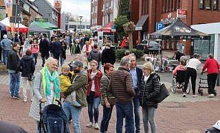 Mehrere Tausend Besucher strömen zum Frühlingsfest durch die Innenstadt. Und auch das Wetter bleibt besser als befürchtet. - Judith Gladow