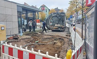 Mitarbeiter der Tiefbaufirma Waldeier legen zwischen dem ehemaligen Info-Pavillon und der Hauptstraße den Kanal um. - Dieter Scholz