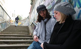 Ein Dealer übergibt Ware an eine Kundin. | Symbolfoto - www.polizei-beratung.de