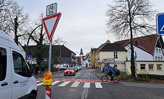 Rund 7.000 Euro hat es gekostet, den Zebrastreifen um eine rote Fahrradspur zu ergänzen und die Verkehrsschilder aufzustellen. - Marion Pokorra Rund 7.000 Euro hat es gekostet, den Zebrastreifen um eine rote Fahrradspur zu ergänzen und die Verkehrsschilder aufzustellen. - Marion Pokorra