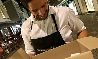 Der Kellner des Restaurants Alex kümmert sich. - Alice Mathieu