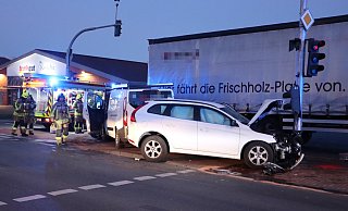 Bei dem heftigen Unfall wird auch die Ampelanlage erheblich beschädigt. - Feuerwehr