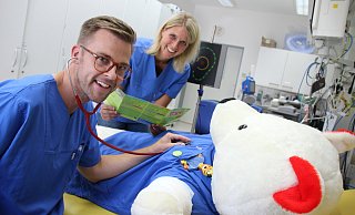 Zeigen Kindern, was dahinter steckt: Sebastian Gaus, leitender Arzt der Notaufnahme des Kinderzentrums, und Anna Kathrein Seeger, Pflegerische Klinikleitung, freuen sich auf die Teddyklinik beim Wackelpeter. Mit dem kleinen Tiger, der sich im Bild versteckt hat, und dem Ohr im Hintergrund hat es noch etwas besonderes auf sich. - Ivonne Michel