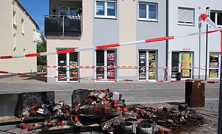 Am Morgen nach dem Brand liegen gegenüber dem betroffenen Haus in der Niedernstraße 13 in Lübbecke unter anderem verkohlte Lebensmittel auf dem Bürgersteig. - Frank Hartmann