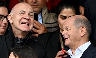 Scholz (r) verfolgte das Spiel neben DFB-Präsident Neuendorf auf der Tribüne. - Federico Gambarini/dpa