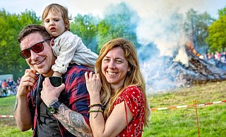 Diese junge Familie freute sich am Feuerschein des Osterfeuers am Obersee. Ihre Namen wollten sie uns nicht verraten. - Barbara Franke