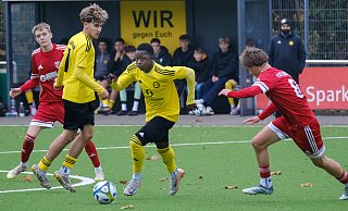 Der VfR Wellensiek holte mit Nuraden Ibrahim (am Ball) und Yasin Weihrauch einen Punkt gegen Ochtrup. - Andreas Zobe