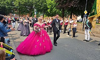 Am Pfingstmontag klappte es dann doch noch mit dem Festumzug: Sommersells Königspaar Sven Pacelt und Verena Overkott bei der Parade. - Madita Schellenberg