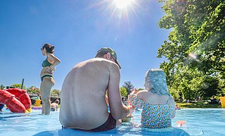 Es wird warm in OWL. Badefans sollten die heißen Tage nutzen, denn es wird wohl bald wieder kühler. - Christoph Reichwein/dpa