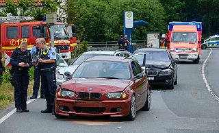 Der Schwarze BMW soll nahezu ungebremst in die wartenden Autos auf Höhe des Blitzers an der Talbrückenstraße geprallt sein. - Andreas Zobe