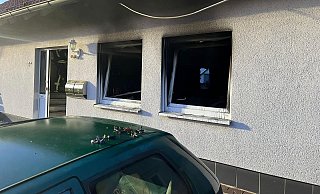 Nach dem Feuer im Erdgeschoss ist das Haus in Weiberg derzeit nicht mehr bewohnbar. - Feuerwehr Büren