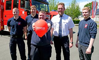 Marian Hamschmidt, Michael Bolte, Manuel Speit, Stefan Schormann-Diekmann und Björn Rübbelke unterstützten die DKMS-Aktion im Gerätehaus in Delbrück-Westenholz. - Ralph Meyer