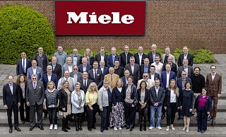 Die Miele-Geschäftsleitung mit den Jubilarinnen und Jubilaren aus Gütersloh. - Miele