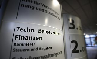 Könnten vielleicht hängen bleiben: Die Schilder im Rathaus, die auf das Büro des Technischen Beigeordneten hinweisen. - GERALD DUNKEL