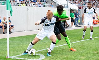 Zweikampfstark:  Sebastian Vasiliadis (Paderborn) behauptet sich im Pokalspiel gegen Rödinghausens Haktab Omar Traore. - Noah Wedel