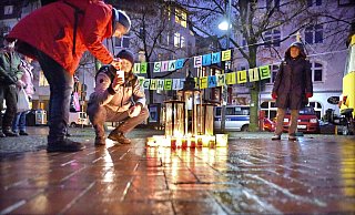 Brücken bauen - wir sind eine Menschheitsfamilie: Unter dem Motto setzen Bielefelder ein Zeichen gegen die Sprachlosigkeit zwischen Menschen mit und ohne Impfung auf dem Siggi. - Barbara Franke