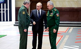 Wladimir Putin (M), Präsident von Russland, im Gespräch mit Waleri Gerassimow (l) Generalstabschef, und Sergej Schoigu, Verteidigungsminister von Russland, nach einem Treffen mit hochrangigen Militäroffizieren. - Mikhail Klimentyev/Pool Sputnik Kremlin/AP/dpa
