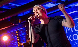 Soul-Sänger Cosmo Klein kommt mit seinem "Prince"-Programm ins Wohnzimmer. Das Konzert ist nur als Streaming-Konzert zu erleben. - ralf bittner