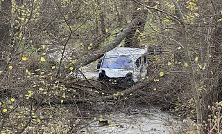 Das Fahrzeug landet mit allen vier Rädern im Bachbett. Der Fahrer ist eingeklemmt. - Feuerwehr Höxter