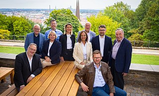 Andreas Hanhart, Jan Maik Schlifter, Martina Hannen, Elmar Thyzel, Ricarda Heeper, Jasmin Wahl-Schwentker, Roger Ritter (hinten stehend), Benjamin Sandbothe (auf der Bank davor sitzend), Christian Sauter und Roland Stefan vor der Bielefelder Sparrenburg. - Mike-Dennis Müller