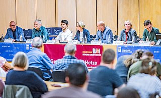 Diskutierten über Integrationspolitik: (v.l.) Jan Maik Schlifter (FDP), Michael Gugat (LiB), Onur Ocak (Die Linke), Christiana Bauer (CDU), Ingo Nürnberger (SPD), Lena Oberbäumer (Die Partei) und Dominic Hallau (Grüne). - Mueller Diskutierten über Integrationspolitik: (v.l.) Jan Maik Schlifter (FDP), Michael Gugat (LiB), Onur Ocak (Die Linke), Christiana Bauer (CDU), Ingo Nürnberger (SPD), Lena Oberbäumer (Die Partei) und Dominic Hallau (Grüne). - Mueller