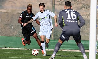SCP-Neuzugang Marvin Mehlem, der hier im Test gegen Viktoria Pilsen am Ball ist, wird gegen Hertha sein Pflichtspieldebüt für den SC Paderborn feiern. - Oliver Krato