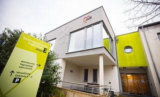 Noch fehlt die aktuelle Beschriftung: Der gemeinnützige Verein Sozialsinn hat die Tagespflege im AWO-Seniorenzentrum Rosenhöhe in Bielefeld-Brackwede übernommen. Dort können 13 Senioren betreut werden. - Mike-Dennis Müller Noch fehlt die aktuelle Beschriftung: Der gemeinnützige Verein Sozialsinn hat die Tagespflege im AWO-Seniorenzentrum Rosenhöhe in Bielefeld-Brackwede übernommen. Dort können 13 Senioren betreut werden. - Mike-Dennis Müller