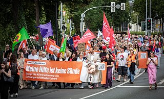 In Lippstadt kämpft der Bielefelder Gynäkologe Joachim Volz gegen das Abtreibungsverbot des Klinikums Lippstadt. Unterstützt wurde er dabei vor der ersten Gerichtsverhandlung von 2.000 Demonstranten. - Mike-Dennis Müller
