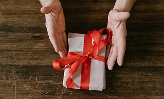 Mit der NW-Aktion in Bielefeld Freude verschenken. - Themenbild: Pexels/ cottonbro studio