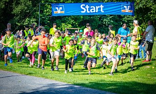 2.000 Schüler laufen drei Kilometer um den Bielefelder Obersee. - Mike-Dennis Müller