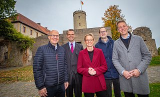 Begingen den Tag der Deutschen Einheit auf der Sparrenburg: Ralph Brinkhaus (v.l.), Johann-Christoph Meyer zu Bentrup, Christiana Bauer, Steve Kuhlmann und Tom Brüntrup. - Mike-Dennis Müller