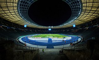 Diese Weitwinkelaufnahme vom Marathontor zeigt den Blick der Arminia-Fans ins Berliner Olympiastadion. Wer mit Schwarzmarkttickets auftaucht, kommt aber vielleicht nicht rein. - picture alliance / Eibner-Pressefoto