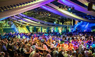 Volles Haus beim 25. Bielefelder Oktoberfest in der Seidenstickerhalle. - Mueller