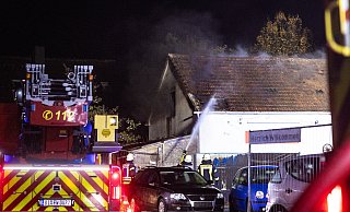 In Brackwede ist es in der Nacht zu einem Brand in einer Autowerkstatt gekommen. - Mike-Dennis Müller