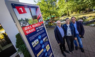 Karl Lauschke (v. l.), Birgit Haverkemper und Hartmut Simon feiern das 100-jährige Bestehen des Bildungszentrums Das Bunte Haus". - Mike-Dennis Müller Karl Lauschke (v. l.), Birgit Haverkemper und Hartmut Simon feiern das 100-jährige Bestehen des Bildungszentrums Das Bunte Haus". - Mike-Dennis Müller