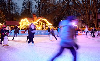 Ähnlich wie auf dem Weihnachtsmarkt in Bad Oeynhausen wird auch die Eisbahn in Bad Lippspringe die Besucher begeistern. - Peter Hübbe / Staatsbad Oeynhausen GmbH