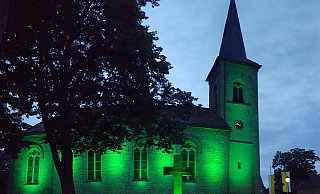 Anlässlich einer Aktion des Heimatschutzvereins leuchtete das Gotteshaus am Samstagabend ganz in Grün. - Madita Schellenberg