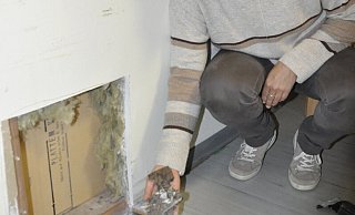 Rheda-Wiedenbrück: Wann wird die Brüder-Grimm-Schule endlich saniert? Öffnungen von Wand und Boden haben das Eindringen von Feuchtigkeit im Altbau der Brüder-Grimm-Schule bestätigt. Laut Gutachten geht davon aber keine Gefahr für Schüler und Lehrer aus. - Rainer Stephan