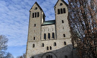 Die Gläubigen im Abdinghof-Pfarrbezirk können an Heiligabend zwischen einer Mischung aus Gottesdiensten in der Kirche und unter freiem Himmel auf dem Kirchplatz auswählen. - Marc Köppelmann (Archivfoto)