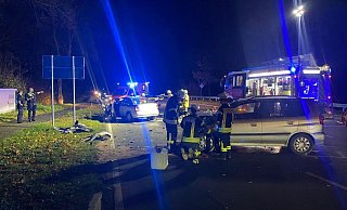 Die Kollision der beiden Pkw hinterließ ein Trümmerfeld auf der Landstraße bei Büren-Hegensdorf. - Feuerwehr Büren