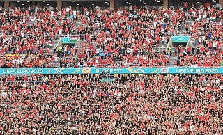 Im Budapester Stadion war nicht viel mit Abstand halten. - Foto: Robert Michael/dpa-Zentralbild/dpa