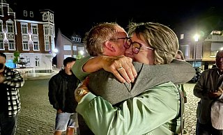 Besonders herzlich gratulierte dem Lübbecker Wahlsieger Philip Knappmeyer (SPD) seine Mutter, Kirsten Mehwald. - Heike von Schulz