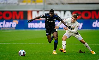 SCP-Linksverteidiger Jamilu Collins (l.) dürfte es am Samstag unter anderem wieder mit Pauli-Akteur Finn Ole Becker zu tun bekommen. - Besim Mazhiqi