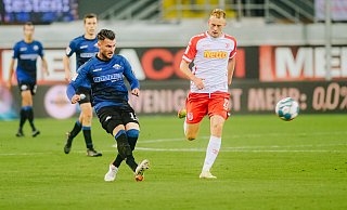 SCP-Neuzugang Robin Yalcin (l.), hier im Heimspiel gegen Regensburg, ist ein heißer Kandidat für eine Rückkehr in die Paderborner Startelf. - Besim Mazhiqi