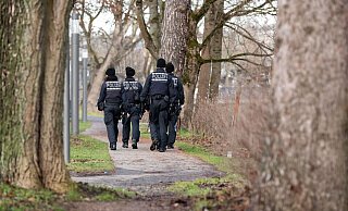 Polizeibeamte suchen das Ufer der Brigach nach dem Vermissten ab. - Silas Stein/dpa