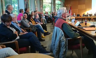 Der Lübbecker Ratssaal war fast zu klein für die vielen Zuhörer, die bis hinten zu den Tischen der Stadtverwaltung auf den Fensterbänken saßen - Frank Hartmann