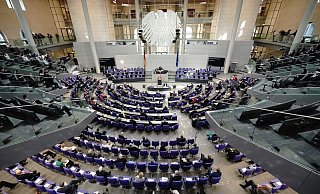 Abgeordnete im Bundestag. Der Bund gibt für die Altersentschädigung an ausgeschiedene Mitglieder des Bundestags mehr als 50 Millionen Euro im Jahr aus. - Foto: Michael Kappeler/dpa