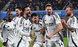 Janik Bachmann (2. v. r.) hat soeben das 4:2 für Schalke erzielt. Das erfreut auch den Doppeltorschützen Kenan Karaman (2. v. l.) und den Ex-Paderborner Christopher Antwi-Adjei (l.). - Imago Images