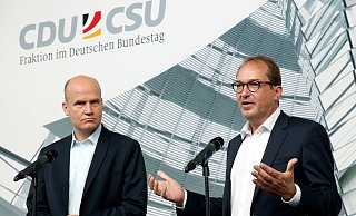 Ralph Brinkhaus und Alexander Dobrindt wollen die Unionfraktion wieder in ein gutes Licht rücken. - Foto: Wolfgang Kumm/dpa