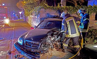 Nachdem der mit zwei Personen besetzte Mercedes bereits mehrere Grundstücksmauern touchiert hatte, schleuderte der Wagen gegen eine massive Einfriedungsmauer und blieb dort zerstört liegen. - Ralph Meyer